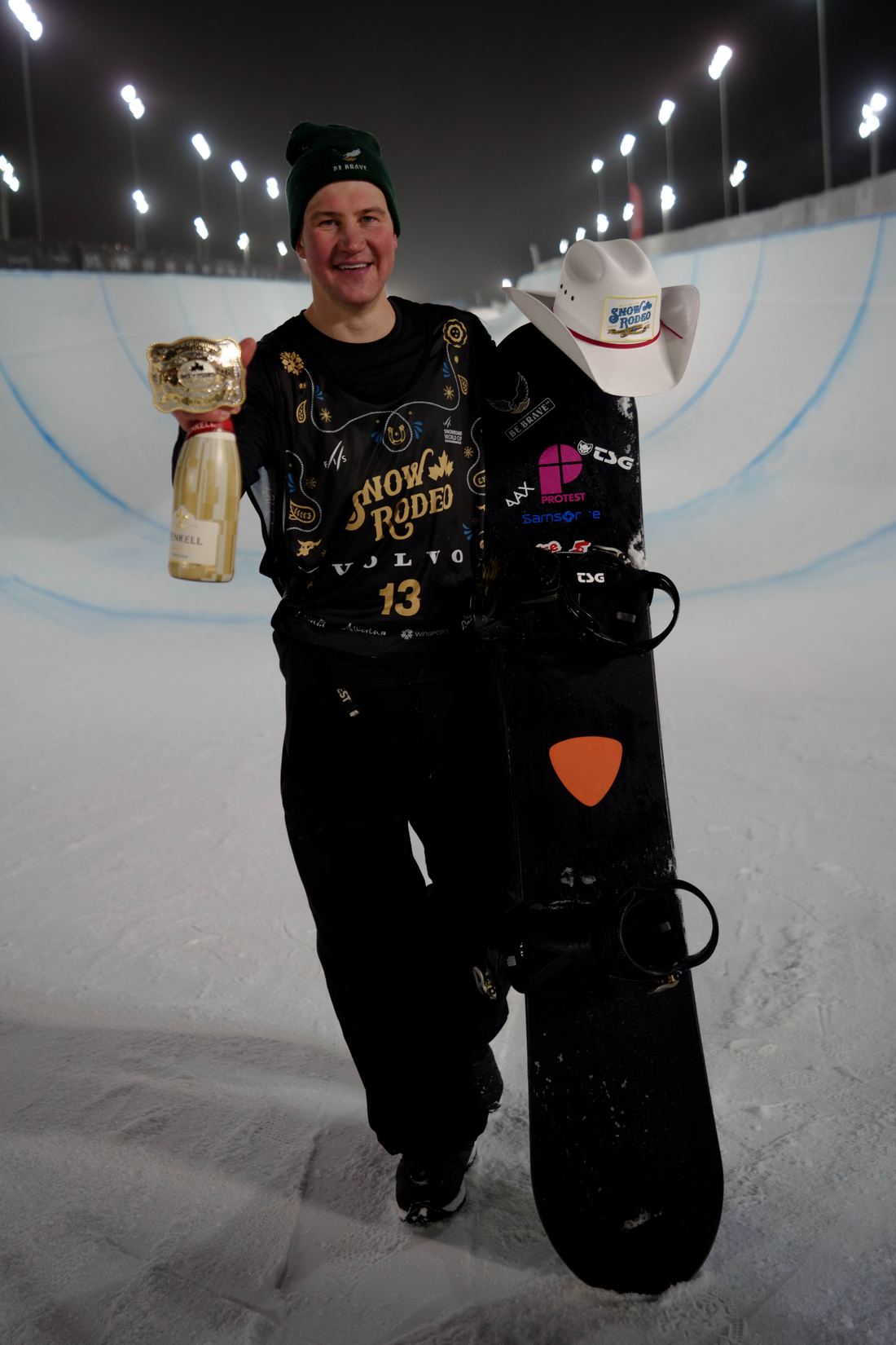 David Habluetzel auf dem Podium beim Weltcup in Calgary, Januar 2026