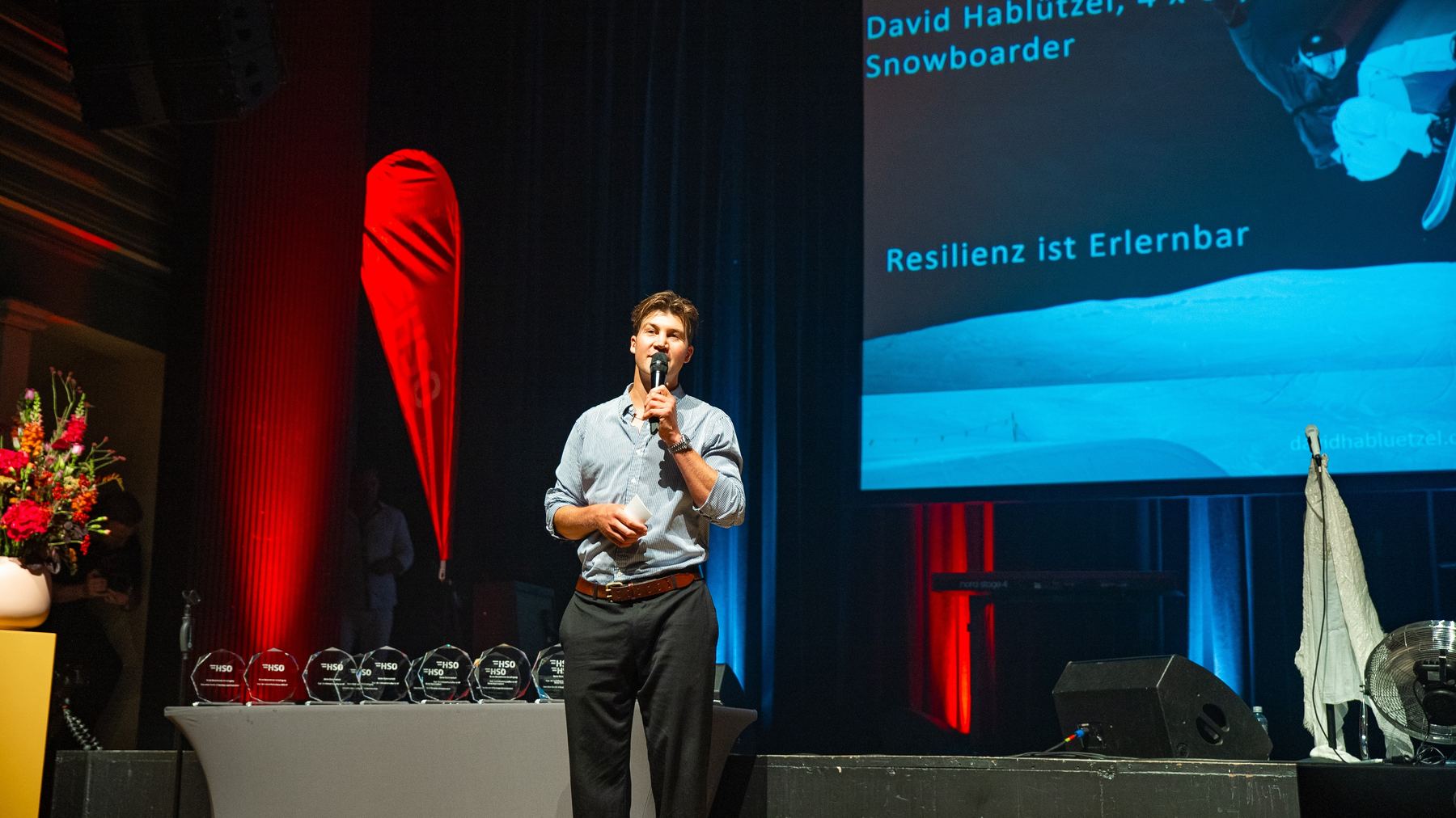 David Habluetzel auf der Bühne bei einem Vortrag über Resilienz