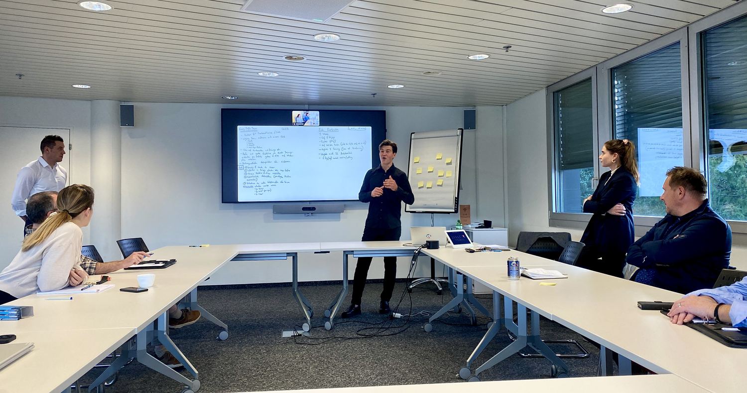 David Habluetzel in einem High-Performance-Workshop mit einem Team
