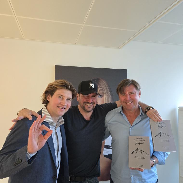 Leserinnen und Leser mit dem Peak Performance Journal