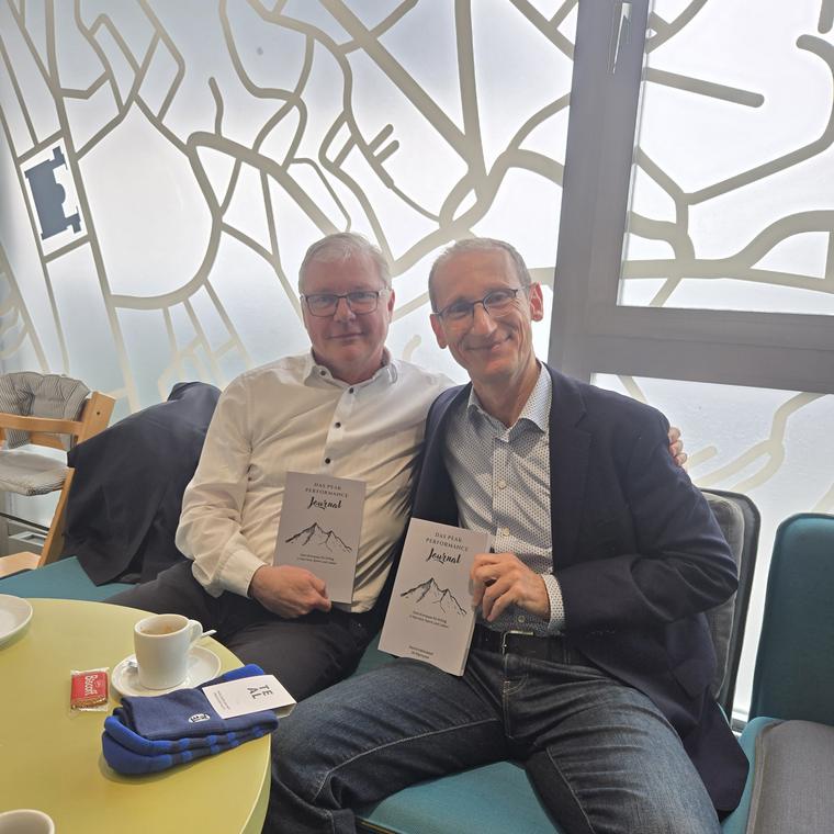 Leserinnen und Leser mit dem Peak Performance Journal