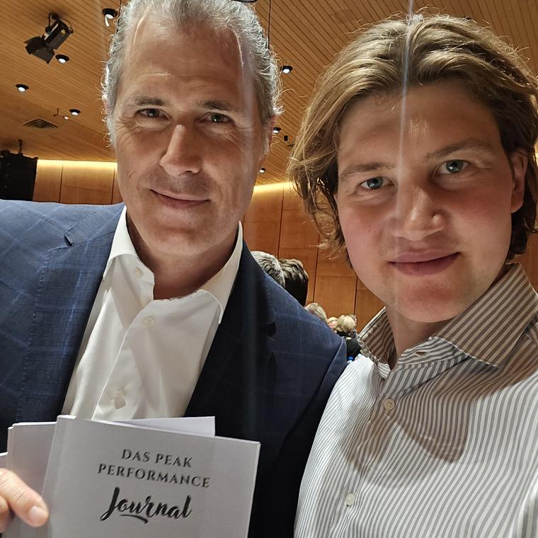 Leserinnen und Leser mit dem Peak Performance Journal